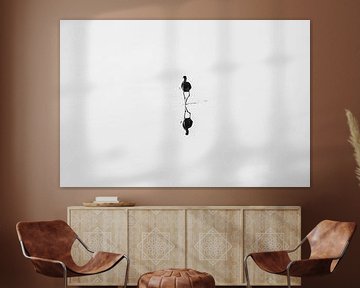 Minimalistische Vogelreflectie in Stil Water van Femke Ketelaar