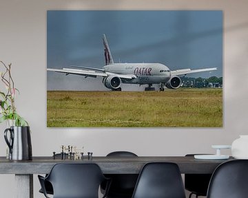 Landende Qatar Cargo Boeing 777-FDZ. van Jaap van den Berg
