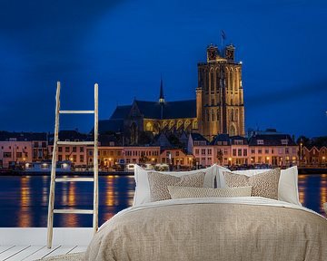 Skyline van Dordrecht met de Grote Kerk in de schemering van Tux Photography