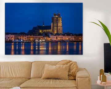 Skyline van Dordrecht met de Grote Kerk in de schemering