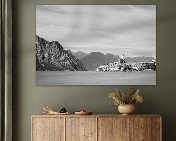 Views over Lake Garda | travel | black and white photography | black and white photography by Laura Dijkslag