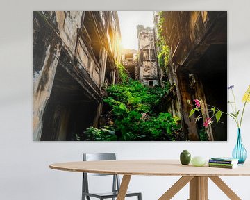 Bouwvallige ruïne met vegetatie van Poster Art Shop