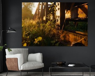 Spoorbrug in het zonlicht - Natuur van Poster Art Shop