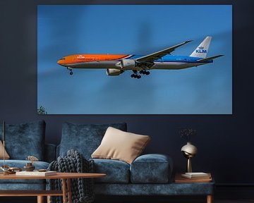 Landende KLM Boeing 777-300 passagiersvliegtuig. van Jaap van den Berg