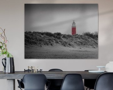 De rode vuurtoren Eierland op Texel in zwart-wit van Captured Created by Cathleen