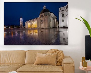Kathedraalplein in Vilnius in de avond met de klokkentoren van Robert Ruidl