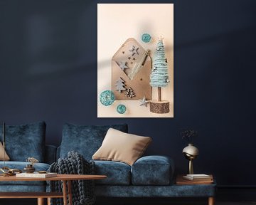 Kerst kaart met een bruine envelop, decoratieve kerstboom en andere winterdecoratie van Iryna Melnyk