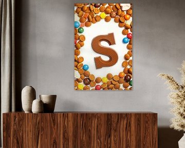 Chocoladeletter S met kruidnoten voor Sinterklaas van Iryna Melnyk