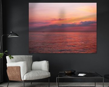 Zonsopgang op zee. van Corinne Welp