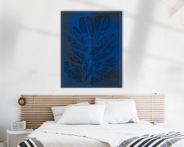 Moderne botanische kunst. Bladeren in blauw. van Dina Dankers