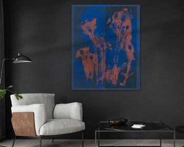 Moderne botanische kunst. Bloemen in terracotta op kobaltblauw. van Dina Dankers