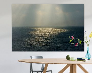 weerspiegeling tijdens de vloed met doorschijnend licht van de zon op het water, van Hans Hut