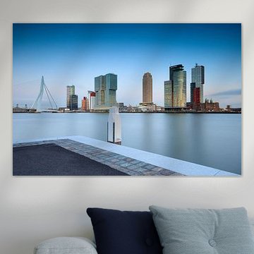 Le crépuscule tombe sur l'architecture moderne du Kop van Zuid de Rotterdam.