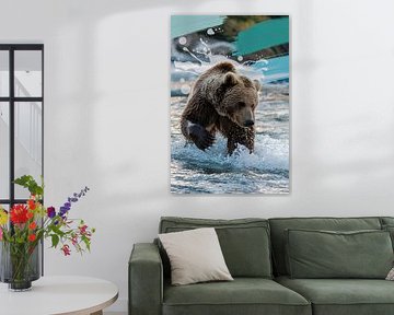 Ours réaliste dans l'eau courante