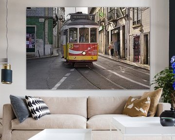 Tram 28 in het gouden tegenlicht - straatbeeld van Lissabon van Rolf Schnepp