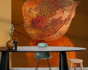 Warme Herbstfarben: Orangefarbene Laterne mit abstrakter Reflexion von Marjolijn van den Berg