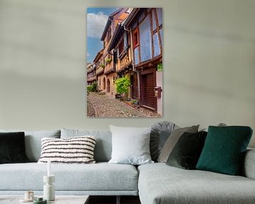 Verticaal straatbeeld van Eguisheim, Elzas, Frankrijk van Adelheid Smitt