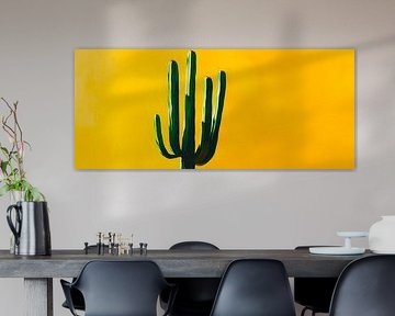 Kaktus vor gelbem Hintergrund von Poster Art Shop