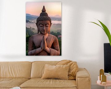 Boeddhistisch standbeeld in het ochtendlicht van Poster Art Shop