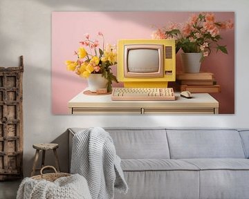 Alter Retro-Computer und Blumen mit rosa Wandhintergrund im Büro, Vintage-Kunstdesign