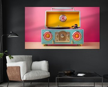Rosa und gelber Retro-Plattenspieler im Vintage-Stil auf pink Hintergrund