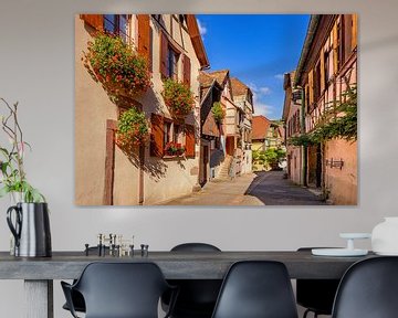 Straatje in Ribeauvillé, Elzas, Frankrijk van Adelheid Smitt