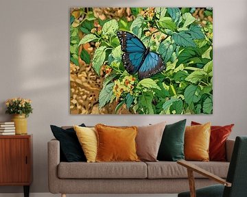 Blauer Morpho Schmetterling zwischen Blumen