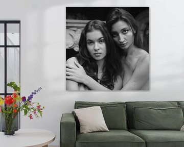 Zwei schöne nackte Frauen im Garten 3