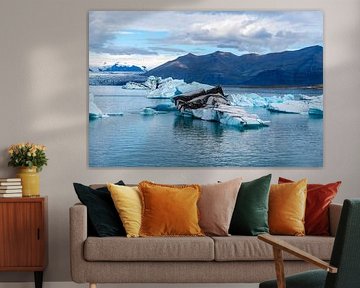Rustige ijsbergen drijven in het gletsjermeer Jokulsarlon in IJsland's