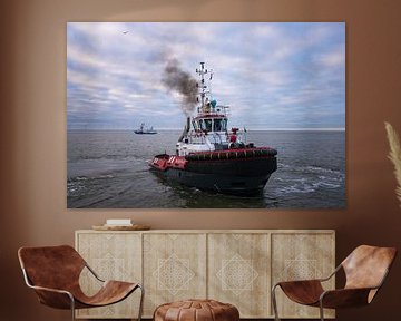 Sleepboot Waterstraat met rookpluim van Jan Georg Meijer