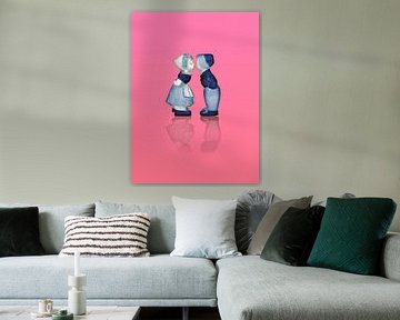 Delft blue kissing couple. Man and woman, pink