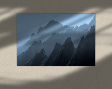 Silhouetten Gele Bergen, Huangshan van Inge Hogenbijl