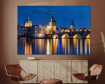 De Oude Stadstoren in Praag op het blauwe uur van Michel Lask