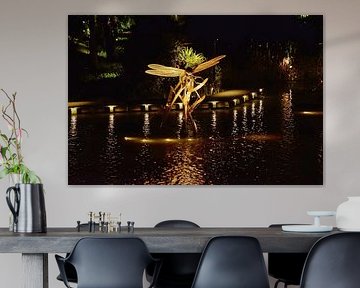 Eine Libellen-Skulptur im Dragonfly Lake von Frank's Awesome Travels