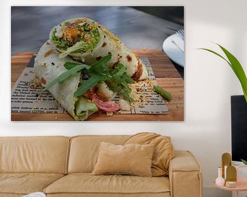 Heerlijke vegetarische wrap op houten plank van My Footprints