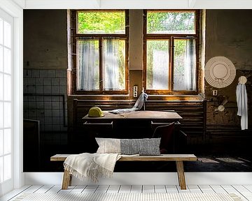 Verlaten kantoor in het lichtspel - Een vleugje verleden van Infinite Decay