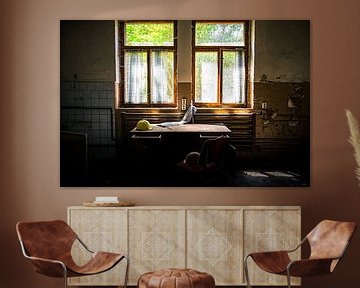 Verlaten kantoor in het lichtspel - Een vleugje verleden van InfiniteArtLabs