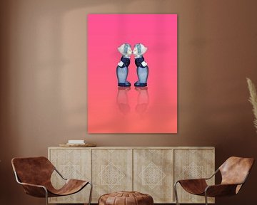Delfts blauw kussend paar. Vrouwen, op roze achtergrond van Mijke Konijn
