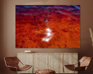 Sonnenreflektionen auf orangerotem Wasser