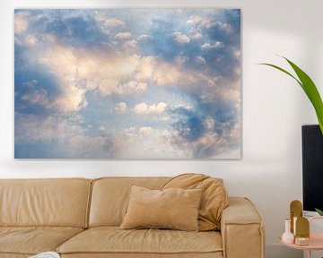 Wolkengebilde in blau und gelb auf blauem Himmel