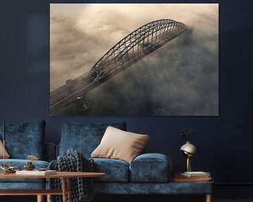 Forenzen op de Waalbrug boven de mist bij zonsopkomst van Norbert Kolster van Highvisual