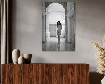 Femme nue sur des ballerines dans une maison au bord d'un canal 2 sur PH-otographer