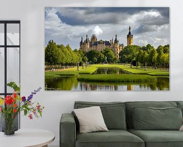 Kasteel Schwerin in een zee van wolken van Holger Felix