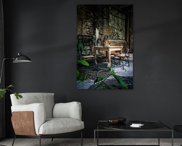 Industrieel toevluchtsoord - tafels en stoelen in een vergeten hal van InfiniteArtLabs
