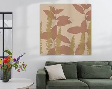 Bladeren in licht terra en oker op beige. Moderne botanische kunst. van Dina Dankers