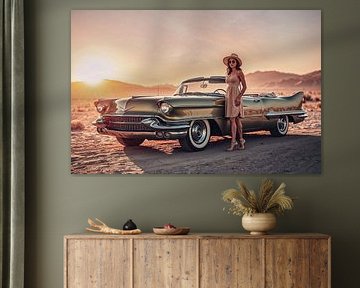 Vrouw met zonnehoed bij klassieke oldtimer