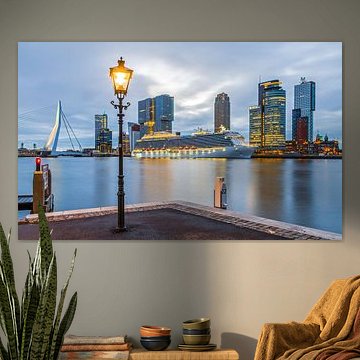 Die Skyline von Rotterdam mit dem Kreuzfahrtschiff Royal Princess