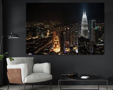 Kuala Lumpur mit den Petronas-Zwillingstürmen bei Nacht. von Adri Vollenhouw