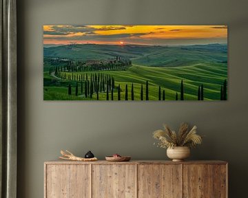 Zonsondergang in het groene voorjaarslandschap in Toscane