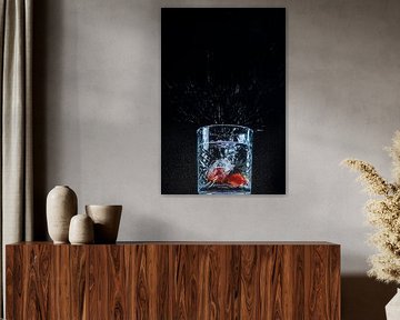 2 milde Tomaten in einem Glas Wasser